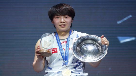 Tunggal putri Jepang Akane Yamaguchi pamer trofi juara All England, setelah memenangkan final All England Open 2022, di Utilita Arena, Birmingham, Inggris, 20 Maret 2022. 