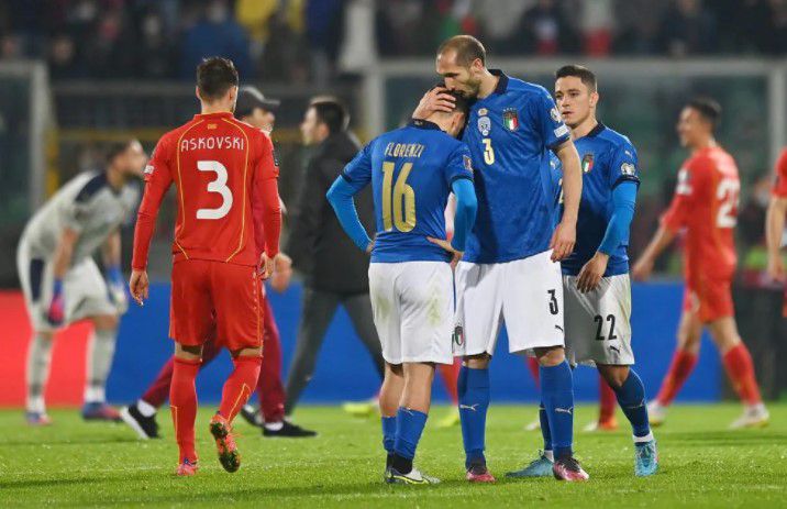 Ekspresi para pemain Italia setelah gagal membawa timnya lolos ke putaran final Piala Dunia 2022 setelah kalah 0-1 dari Makedonia Utara di babak play-off pada Jumat (25/3). 