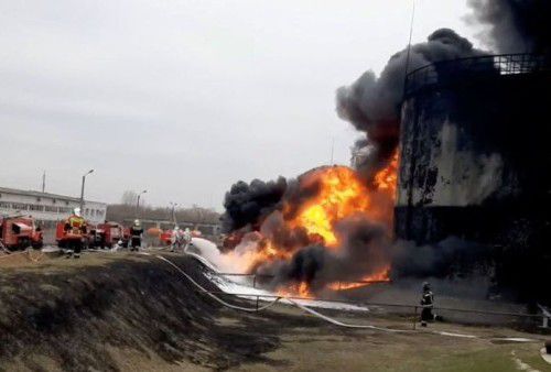 Tangkapan layar rekaman anggota Kementerian Darurat Rusia memadamkan api di depot BBM di kota Belgorod, Rusia, 1 April 2022. -Kementerian Darurat Rusia.