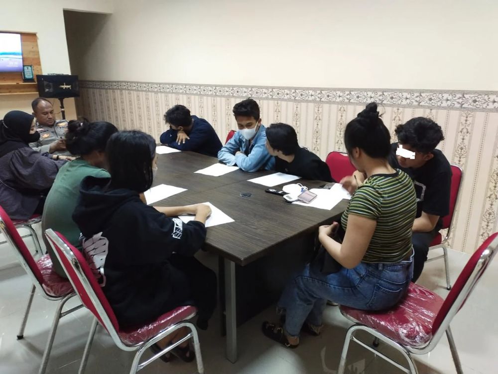 Sejumlah pasangan mesum yang terjaring razia di hotel.