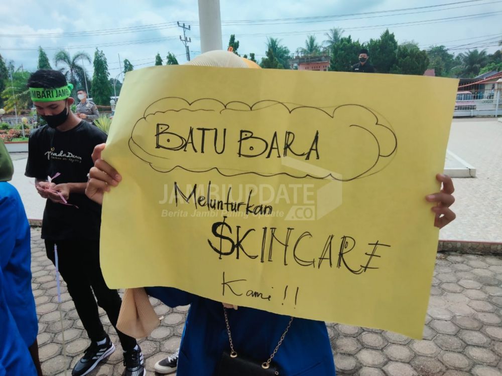 Aksi Demontrasi Mahasiswa di DPRD Batanghari, ‘Batubara Melunturkan Skincare Kami’