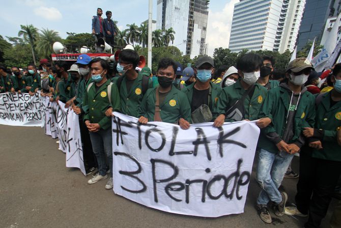 Mahasiswa yang tergabung dalam Aliansi BEM Seluruh Indonesia berunjuk rasa di kawasan Patung Kuda, Jakarta, Senin (28/3/2022). Dalam aksinya para mahasiswa tersebut menolak wacana penundaan Pemilu 2024 dan perpanjangan masa jabatan presiden menjadi tiga periode serta menuntut pemerintah agar mengkaji ulang Undang-Undang Ibu Kota Negara.