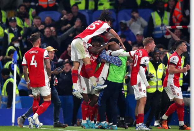 Pemain Arsenal merayakan gol mereka di Stamford Bridge.