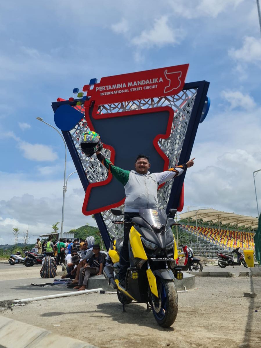 SIRKUIT MANDALIKA: Ari Tomat bersama motor tunggangannya saat sampai di Sirkuit Mandalika, Lombok, NTB