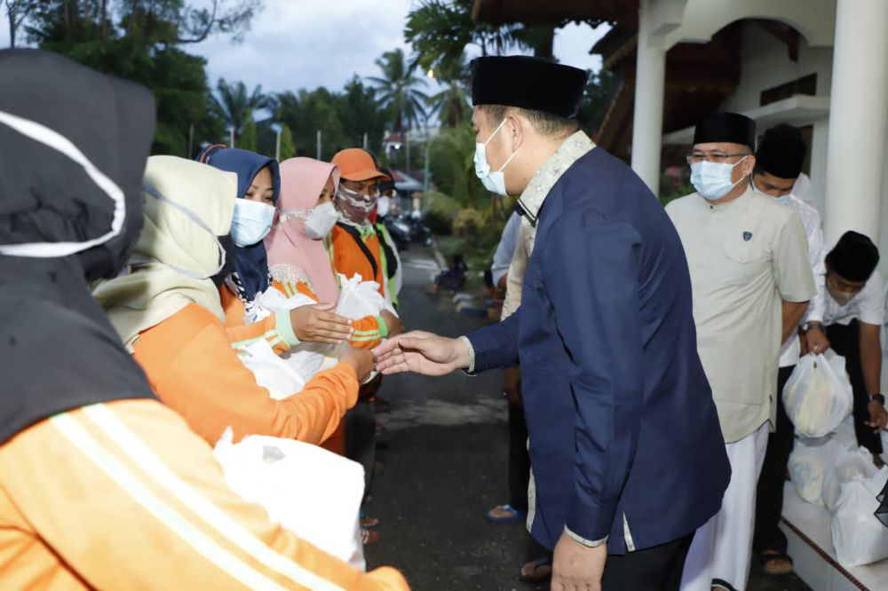 PENYERAHAN : Bupati Bungo H. Mashuri menyampaikan bantuan paket sembako untuk ratusan petugas kebersihan dan pertamanan kabupaten Bungo