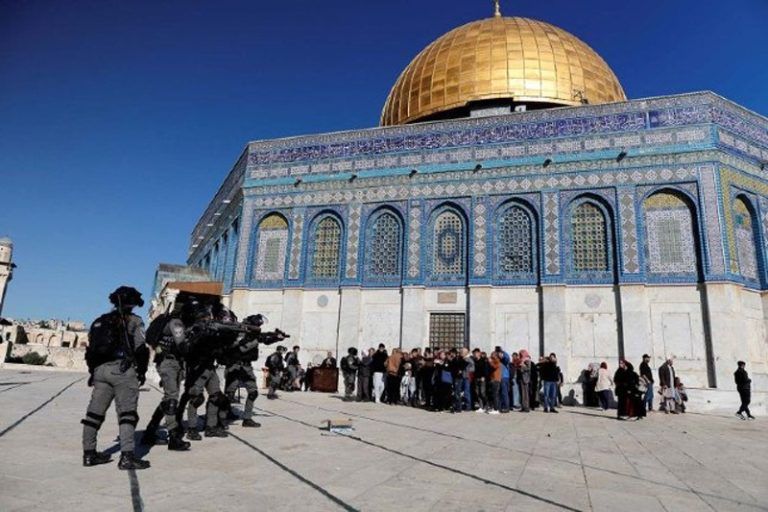 Pasukan keamanan Israel menghadapi para pengunjuk rasa asal Palestina di lapangan tempat Masjid Al Aqsa berada, di Kota Tua Yerusalem, Jumat (15/4). (DOK. AMMAR AWAD/REUTERS)
