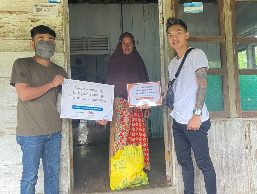 DPW Asosiasi Media Sosial dan Siber Indonesia Provinsi Jambi (Amsindo) membagikan bantuan sosial paket sembako di Desa Lopak Aur Kecamatan Pemayung Kabupaten Batanghari, Senin (25/4).