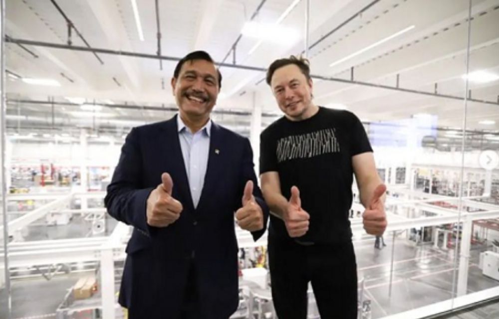 Luhut Binsar Pandjaitan berfoto bersama Elon Musk