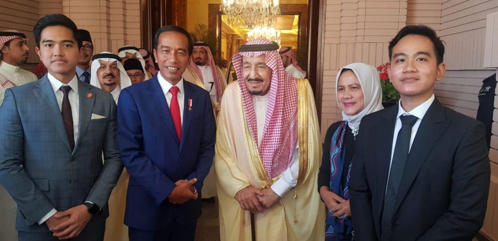 Momen saat Presiden Joko Widodo dan keluarga pose bersama Raja Salman bin Abdulaziz. 