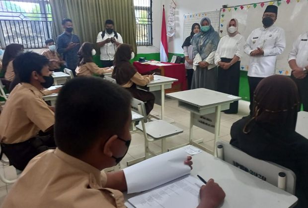 Wawako Maulana saat meninjau Ujian Sekolah di SMPN 11 Kota Jambi, kemarin (11/5).