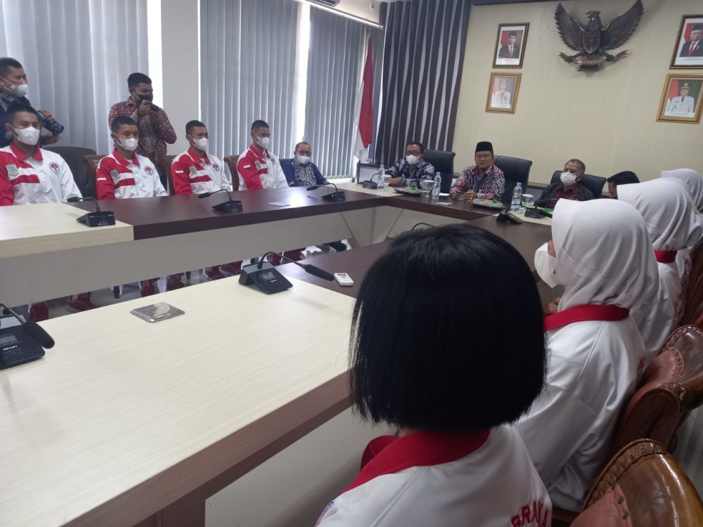 BERI ARAHAN: Wakil Walikota Jambi melapas calon Paskibraka Kita Jambi yang akan mengikuti seleksi.