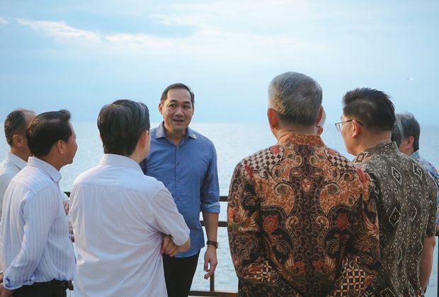 Caption: Menteri Perdagangan RI, Muhammad Lutfi berbincangs antai disela  Pertemuan Khusus Para Menteri Ekonomi ASEAN (ASEAN Economic Ministers’ Special Meeting) yang dilaksanakan di Bali pada 17–18 Mei 2022.