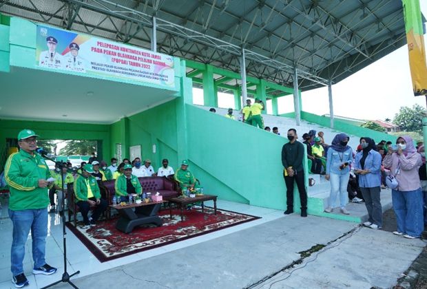 Wakil Walikota Jambi Maulana saat melepas kontingen POPDA Kota Jambi.