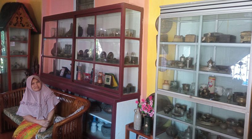 Meiza Tety Qadarsih, memperlihatkan koleksi benda antik milik orang tuanya Almarhum Iskandar Zakaria di kediamannya Jumat pekan kemarin (3/6).