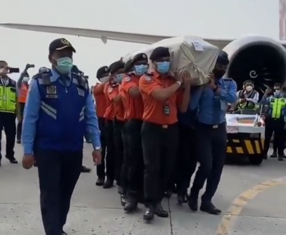 Jenazah Eril saat dibawa petugas di Bandara Soetta Tangerang.