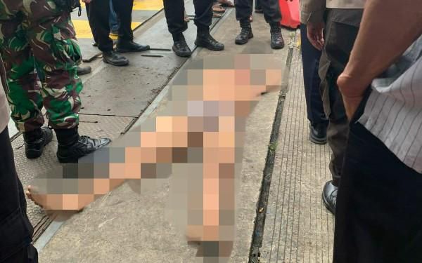 Korban saat dievakuasi. 