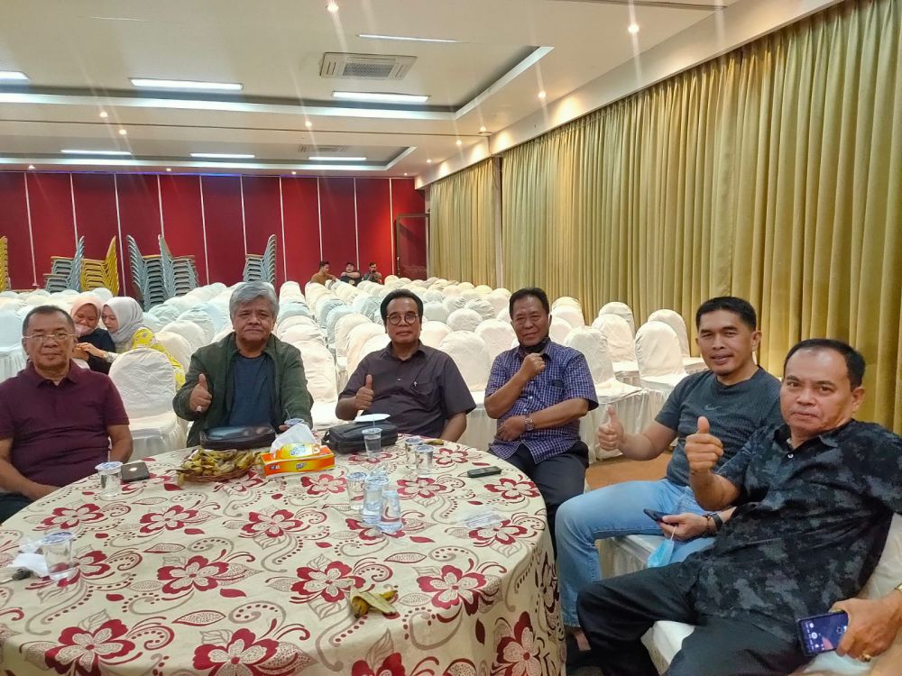 Ketua Panitia Halal Bihalal Dr.dr. Deri Mulyadi (dua dari kanan) Didampingi Tokoh Kerinci dan Sungai Penuh.