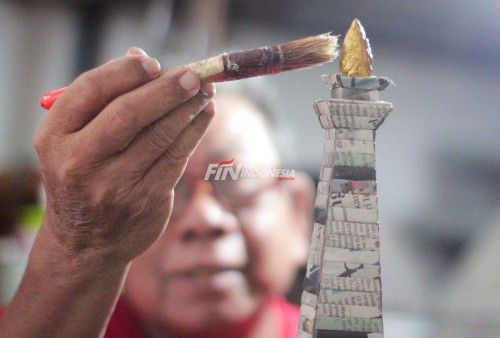 Miniatur Monas dibuat dengan limbah kertas menjadi simbol pemimpin atau Gubernur DKI Jakarta.