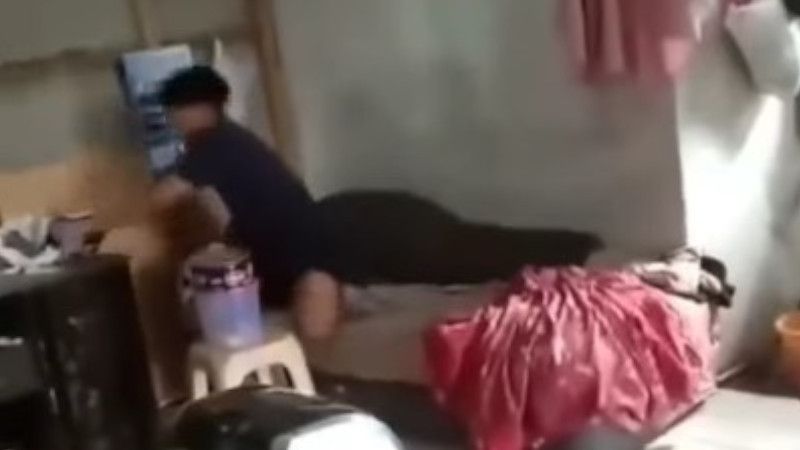 Video anak SMP ngambek sampai aca-acak rumah karena minta motor Aerox. Terdengar sang ibu menangis.