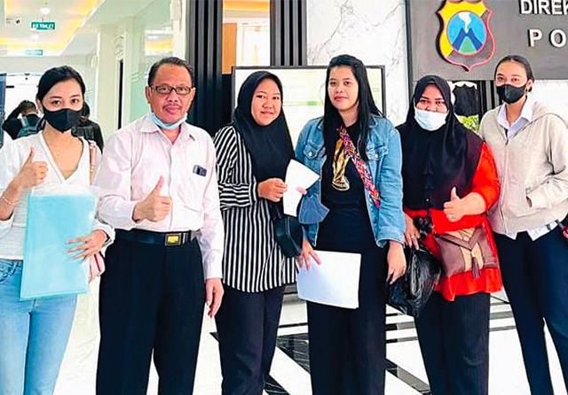 Rara Ayu (kiri) dan member arisan lain setelah membuat laporan di gedung Ditreskrimsus Polda Jatim. 