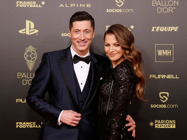 Lewandowski dan istrinya, Anna pada penganugerahan Ballon d'Or 2021.