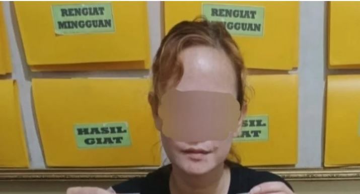Seorang janda anak tiga berinisial JU saat diamankan di Mapolresta Deli Serdang karena menjadi pengedar sabu-sabu. 
