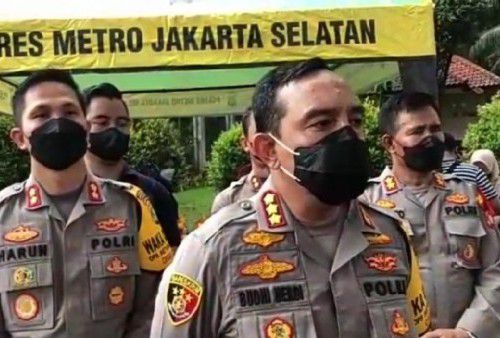 Kapolres Metro Jakarta Selatan, Kombes Pol Budhi Herdi Susianto saat memberikan keterangan.