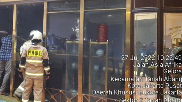 Plaza Senayan kebakaran yang berawal dari terbakarnya sebuah kedai minuman pada Rabu 27 Juli 2022. -twitter@humasjakfire-