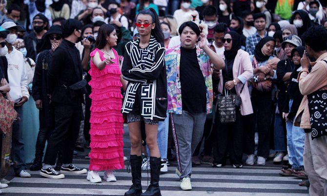 Masyarakat berkumpul saat menyaksikan fashion week di Dukuh Atas, Jakarta, Jumat (22/7/2022). 