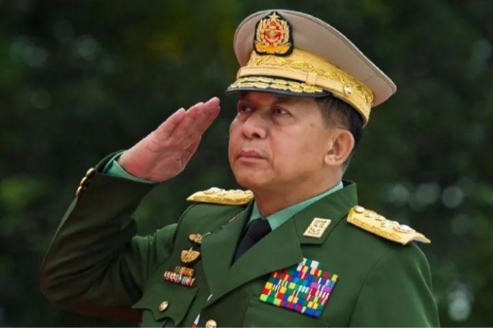 Pemimpin junta militer Myanmar Jenderal Min Aung Hlaing kian menegaskan kekuasaannya. Senin (21/6) dia tiba di Moskow, Rusia, untuk menghadiri konferensi keamanan. (Straits Times)