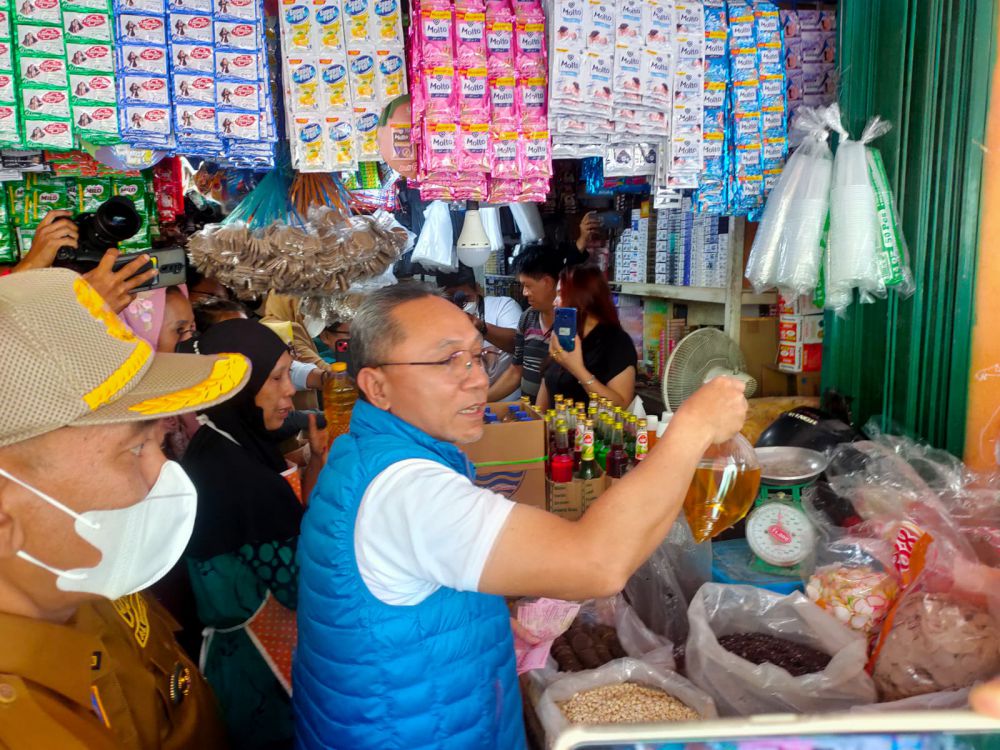 Mendag Zulhas belanja sembako di Pasar Angso Duo Jambi. 