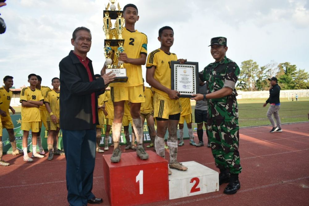 Pemain Ponpes Nurul Jalal menerima hadiah juara I setelah mengalahkan kesebelasan Ponpes Kh Abdul Satar Saleh, kemarin (15/8)

