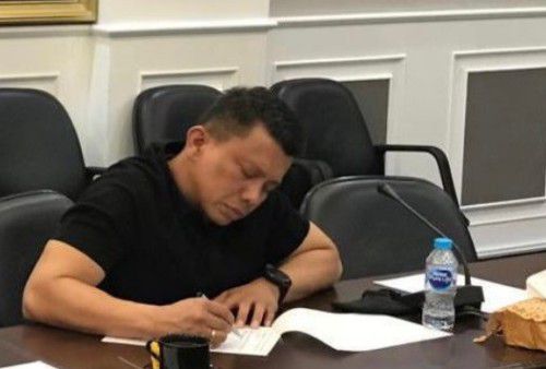 Irjen Pol Ferdy Sambo saat tandatangan berkas sebelum diamankan ke Mako Brimob pada Sabtu, 6 Agustus 2022 lalu. 