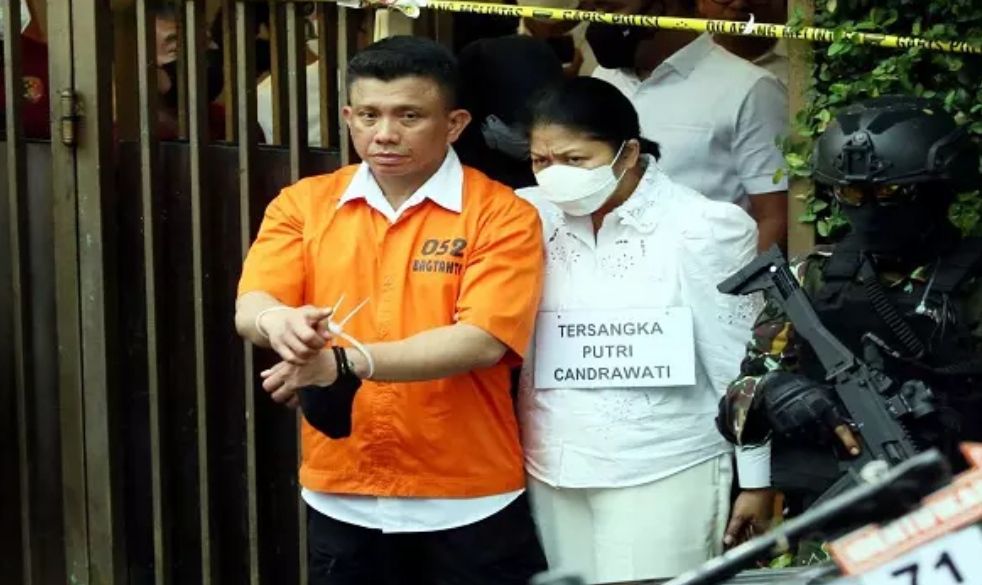 Tersangka Ferdy Sambo dan istrinya Putri Candrawathi mengikuti rekonstruksi pembunuhan Brigadir J di Duren Tiga, Jakarta Selatan, Selasa (30/8). 