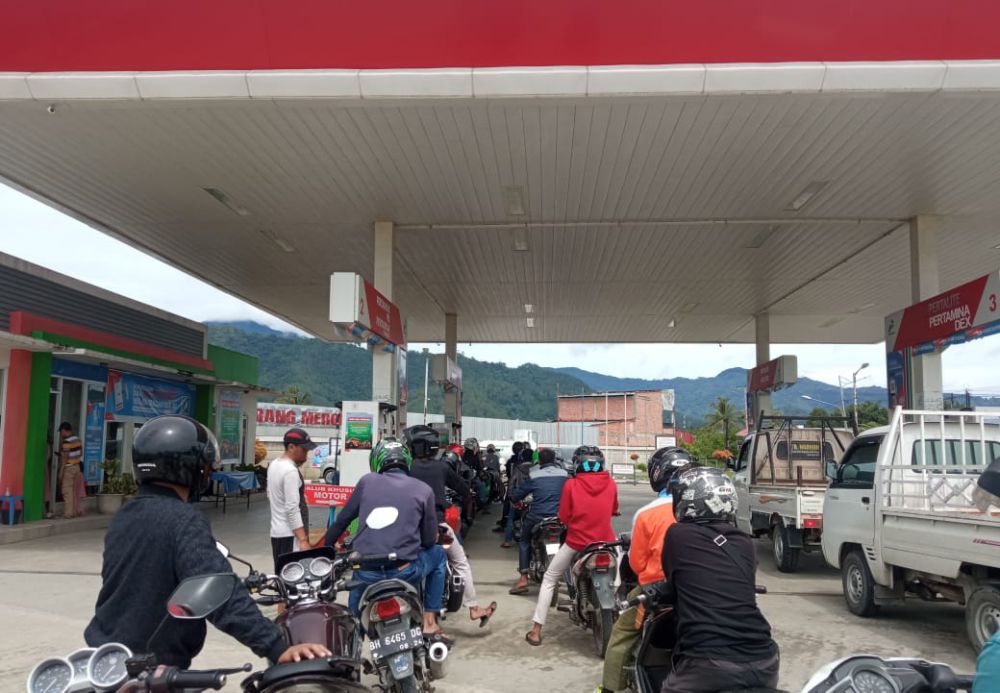 Pengisian BBM Pertalite untuk roda dua di SPBU Tanah Kampung. Saat ini SPBU menerapkan isi pertalite tunjukkan STNK.