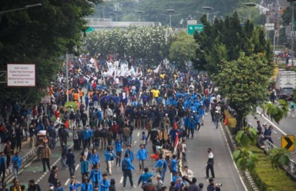 Aksi demonstrasi yang dilakukan aliansi mahasiswa BEM SI di depan Kompleks Parlemen, Jakarta, Senin, 11 April 2022.
