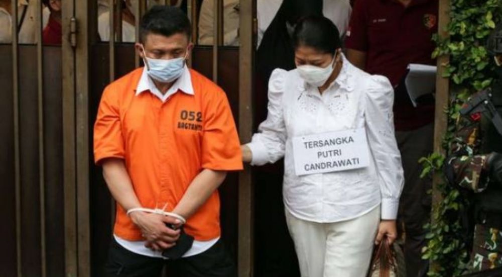 Tersangka Ferdy Sambo dan istrinya Putri Candrawathi mengikuti rekonstruksi pembunuhan Brigadir J di Duren Tiga, Jakarta Selatan, Selasa (30/8).