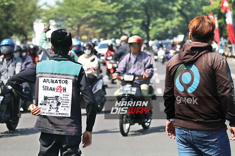 Aksi driver ojol pada unjuk rasa.