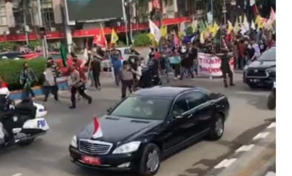 Mobil rombongan Wapres Ma'ruf Amin, saat melintasi masa yang berdemo di simpang empat RS RK Charitas, Palembang, Rabu, 7 September 2022.