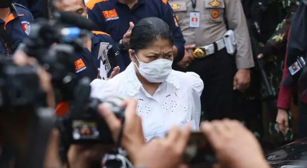 Tersangka Putri Candrawati saat rekonstruksi pembunuhan Brigadir J di rumah dinas Ferdy Sambo, Duren Tiga, Jakarta Selatan, Selasa (30/8). 