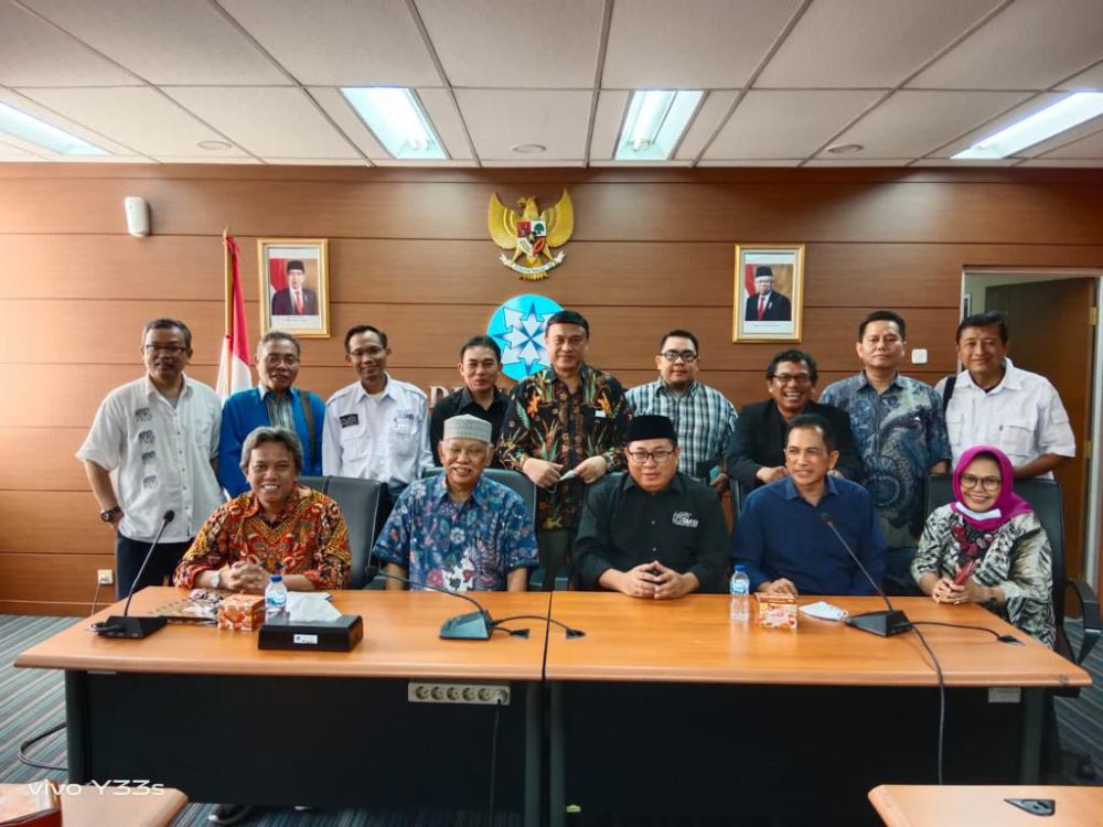 Ketua Dewan Pers Prof Azyumardi Azra (berpeci bundar, dan berbaju batik) didampingi antara lain Ketua Umum SMSI Firdaus (sebelah kanan, mengenakan peci hitam dan setelan jas), dan sebelah kiri Anggota Dewan Pers Asmono Wikan dalam pertemuan dengan pengurus Serikat Media Siber Indonesia (SMSI) di Gedung Dewan Pers, Jakarta pada Jumat (12/8/2022). (Dokumen SMSI)