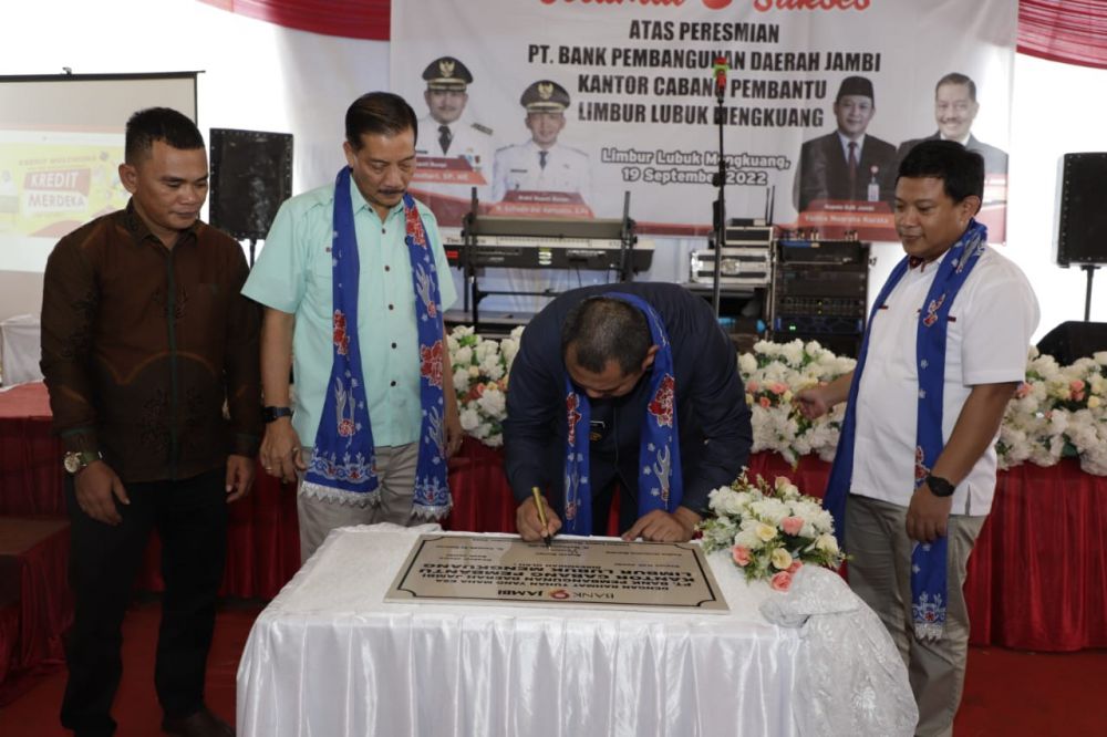 Bupati Bungo saat meresmikan KCP Bank Jambi di SP 3 Kecamatan Limbur Lubuk Mengkuang.