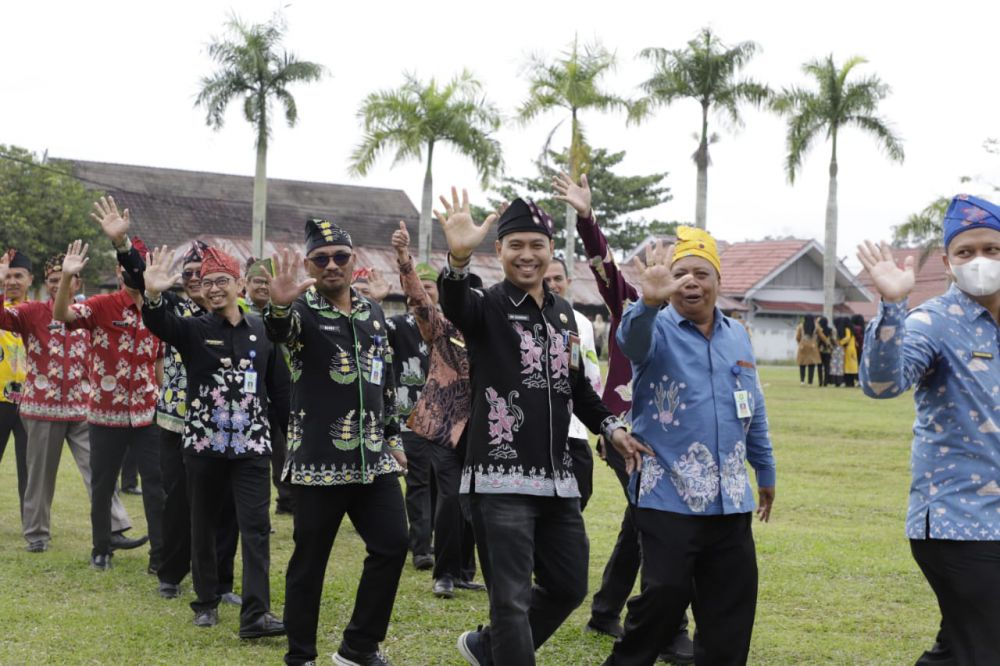 PARADE : Para pejabat Pemkab Bungo melaksanakan parade batik dalam rangka hati batik nasional