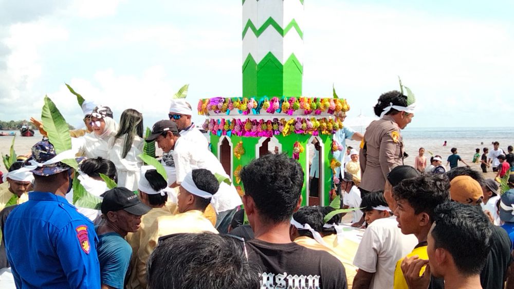 Prosesi kegiatan Festival Air Hitam Laut atau Mandi Safar di Kecamatan Sadu. Kabupaten Tanjabtim belum lama ini