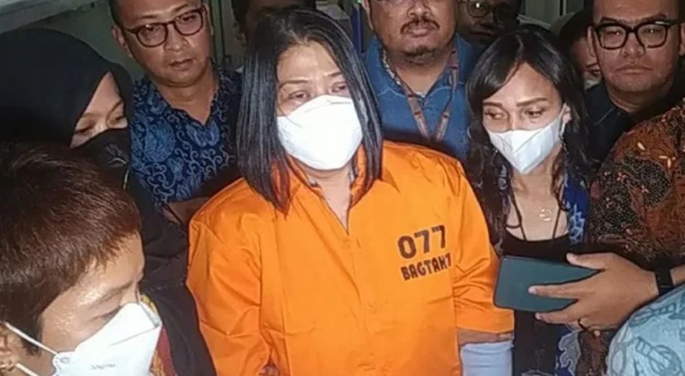 Putri Candrawathi memakai baju tahanan warna oranye nomor 077.