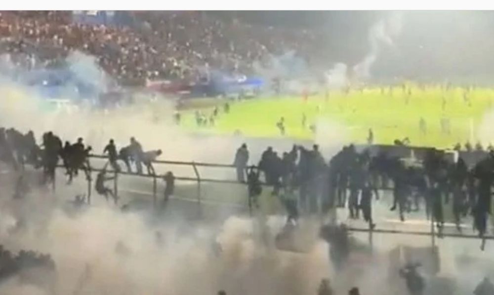 Dampak dari kericuhan di Stadion Kanjuruhan, Malang, Jawa Timur, yang menewaskan ratusan orang, sebanyak 25.000 orang sudah menandatangani petisi menolak polisi menggunakan gas air mata. 