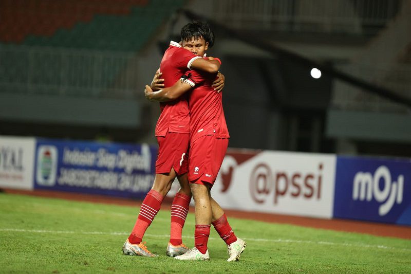 Momen Arkhan Kaka (kiri) berpelukan dengan Muhammad Asyura (kanan) merayakan gol ketika Timnas Indonesia U-17 vs Uni Emirat Arab U-17 di Stadion Pakansari, Cibinong, Bogor, Jawa Barat dalam Kualifikasi Piala Asia U-17 2023, Rabu, 5 Oktober 2022.



