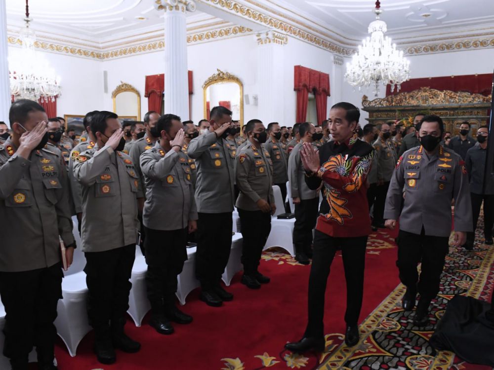 Presiden Jokowi memberikan arahan kepada jajaran Polri, Jumat (14/10/2022), di Istana Negara, Jakarta.