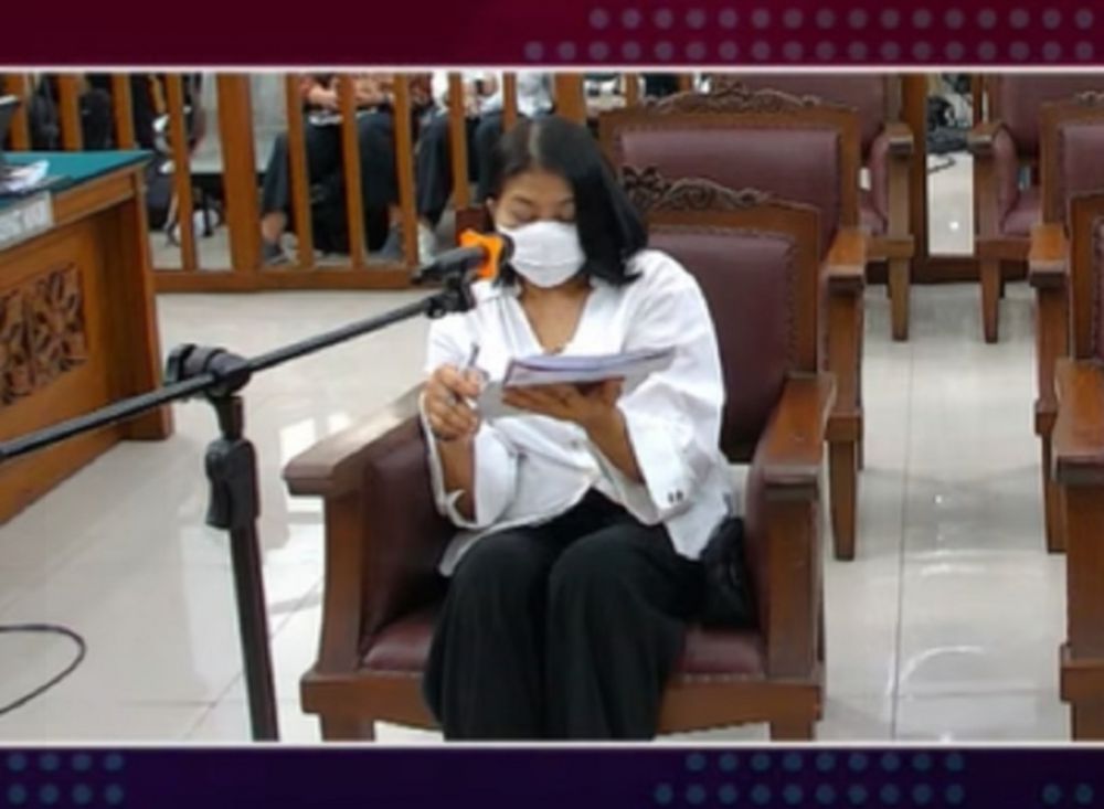 Terdakwa Putri Candrawathi duduk di tengah ruang sidang PN Jaksel, Senin, 17 Oktober 2022.