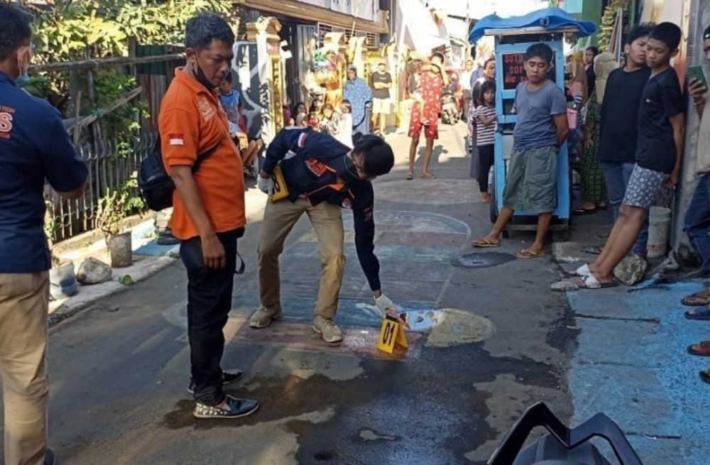 Polisi melakukan olah TKP kasus penikaman di Jl Kakatua.